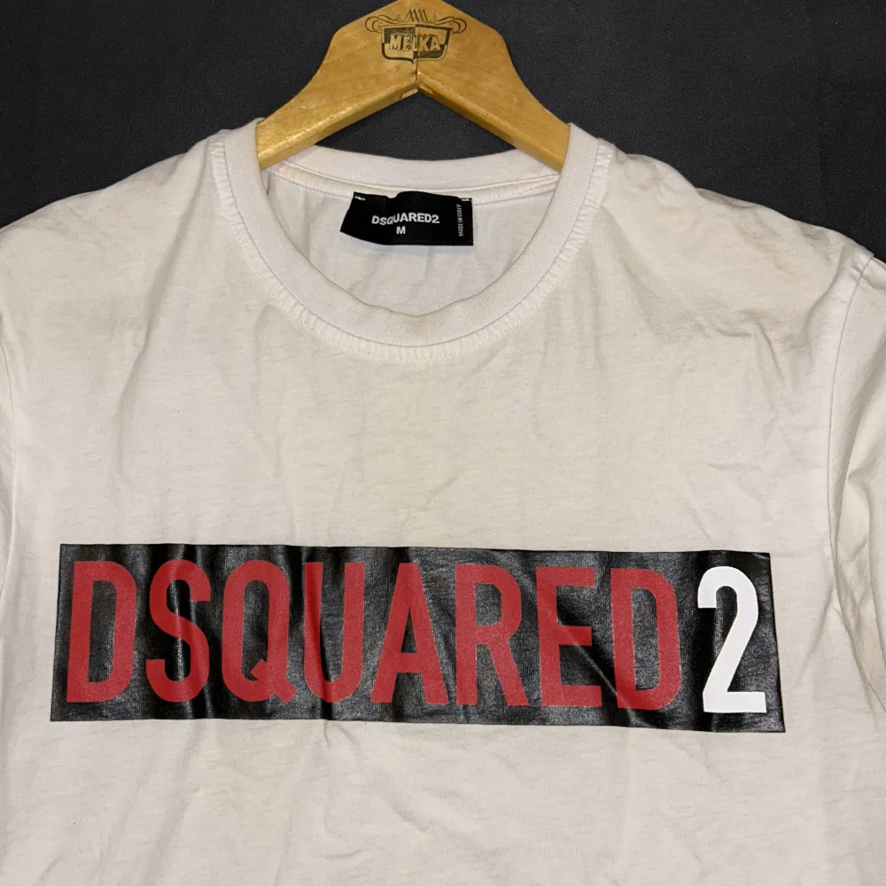 Dsquared2 t-shirt storlek M. Inga hål eller skavanker.. T-shirts.