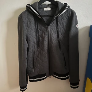 Moncler Cardigan  - Galet fet Moncler Cardigan som är riktigt sällsynt då den inte tillverkas längre. Jackan är perfekt inför våren/sommaren. Jackan är i  princip nyskick och är givetvis äkta och orderbekräftelse finns🙌🏻 Tveka inte att kontakta om minsta intresse!