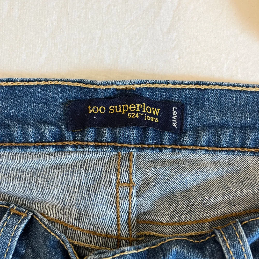 Säljer dessa supersnygga vintage Levi’s 524 jeansen då de tyvärr är försmå. De är lågmidjade och utsvängda/ bootcut. Knappt använda💗. Midjemått 37 cm, hela jeans längd är 96 cm och innerbenslängden 78 cm.. Jeans & Byxor.