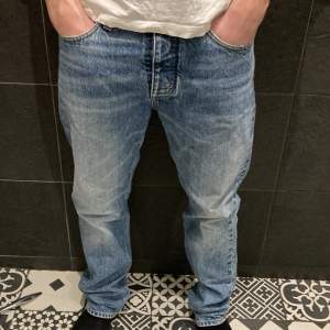 Dessa jeans är i storlek 29. Inga defekter de är i ny skick ungefär 9/10. Väldigt somriga med en nice ljus blå färg. Skriv för mer info.