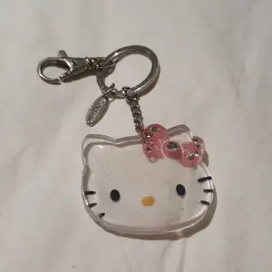 Jättesöt Hello Kitty nyckelring. I använt skick, har lite repor i plasten men annars bra skick! 