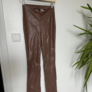 Skinnbyxor bruna byxor - Aldrig använda, formar sig fint på kroppen