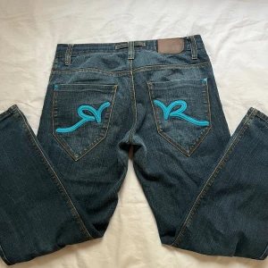 Baggy jeans - Jättesnygga baggy jeans! De är lågmidjade och sitter väldigt stort💋Passar mig som är 1,70💓 Säljer på grund av att de inte kommer till användning!