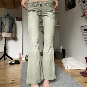 Levis 551 flare gröna - Suuuupercoola  Midja- 36 Skrev- 18 Innerben- 81