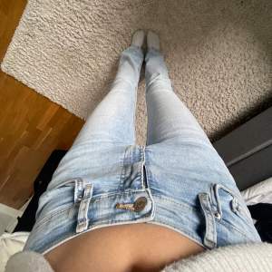 Ljusblåa lowwaist bootcut jeans från Gina Tricot i strl 34. Använda max 3 gånger och är i nyskick💕