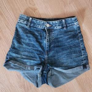 high-waisted shorts med lite stretch och fickor på baksidan