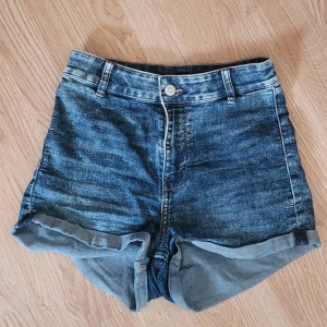skorts hög midja  - high-waisted shorts med lite stretch och fickor på baksidan