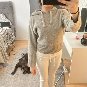 Grå stickad hoodie  - bra skick , storlek xs 