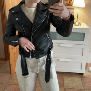 Skinnjacka - Jättesnygg skinnjacka, inga skador eller skavanker, säljer då den tyvärr blivit för liten 🩷köpt för 599 och sällan använd 