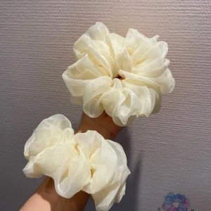 XL- Cream Scrunchies 1st - Mått diameter: ~16 cm(XL) Material: Polyester 100% Handgjorda  Leveranstid inom 2-4 dagar  Instagram: sol_scrunchies