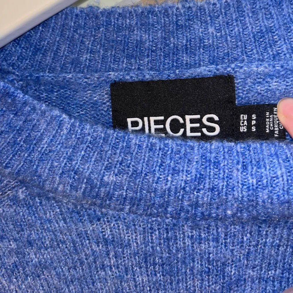 Blå stickad tröja från Pieces. Använd en gång!💙. Tröjor & Koftor.