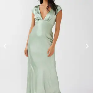 Säljer denna ljusgröna klänning då den var för liten för mig. Passar till  tex midsommarklännig, balklänning. Den är aldrig använd, prislappen är kvar.   (skriv privat för fler bilder) Köpt för 1250 kr - säljer för 1000 kr 