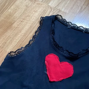 Gulli topp - Söt topp med spets & fast sytt hjärta 