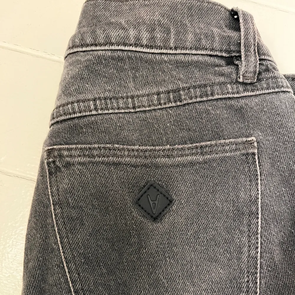 low waist bootcut jeans ifrån Abrand jeans. nypris 999kr och dem är nästan aldrig använda, är i super bra skick. (lite skrynkliga från att ha legat i garderoben länge). storlek 27 passar mig som har 36/38, pris kan diskuteras vid snabb affär 💞. Jeans & Byxor.