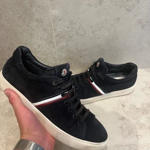Moncler Skor | strl 44 - Moncler Skor | strl 44  Moncler Skor i fint skick | passar 44 | Endast skor ingår