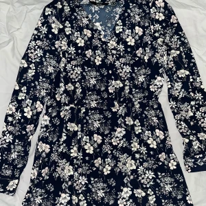 Blommig klänning - Nyskick, skönt materia, kan användas när man vill vara uppklädd eller inte funkar till alla tillfällen 