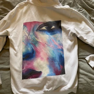 The Cool Elephant hoodie  - Jag säljer min vita hoodie, som har ett fint tryck på ryggen från the cool elephant. Hoodien är i storlek L och är använd men har inga synliga märken💗Säljer den pga fel storlek  (Ny pris 600 kr) 