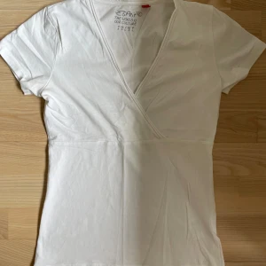 Esprit t-shirt/topp  - En basic men söt överdel, från Espirit!  ”skriv priv om ni vill ha fler bilder” 