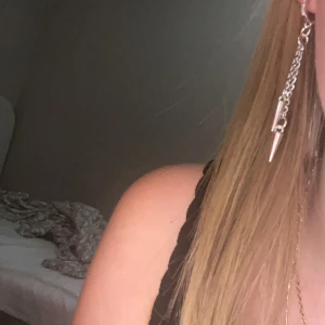 Örhängen  - Jätte fina silvriga örhängen som är glittriga på sidan