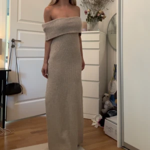 Stickad klänning - Så så fin stickad klänning från Gina! Aldrig använd💗