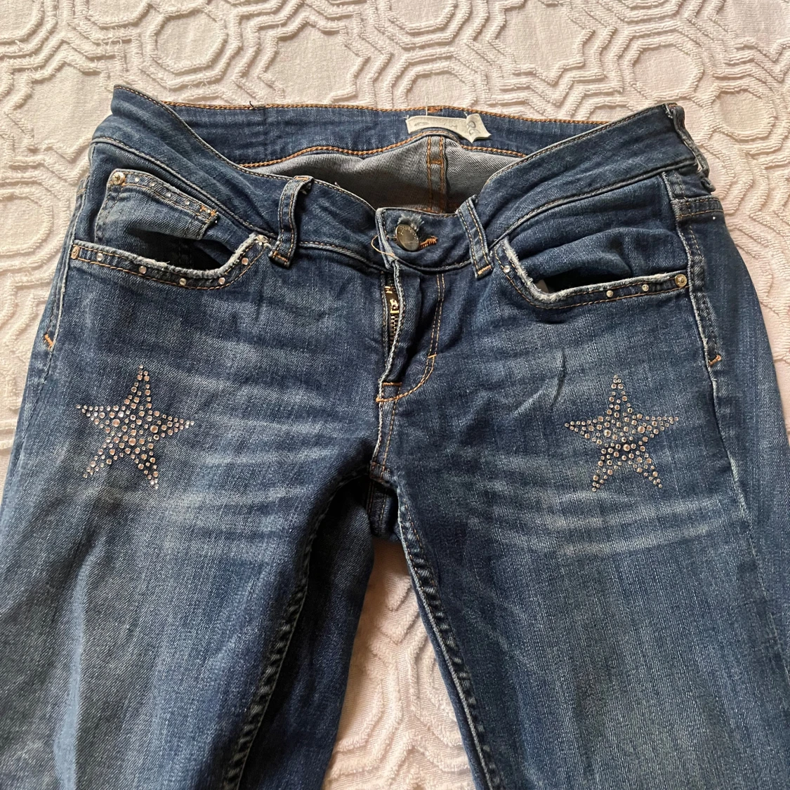 Lågmidjade bootcutjeans med glitter och stjärnor - 92