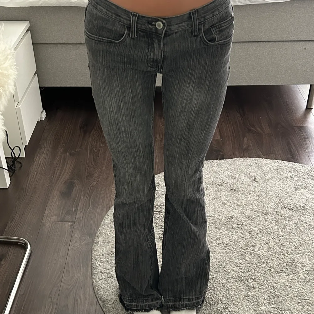 Jättefina low waist bootcut jeans från Brandy Melville! Väldigt sparsamt använda. Jag har sprätt upp jeansen som ni kan se så de ska passa mig som 170cm bättre!🫶🏼☺️💗Nypriss 550kr + frakten ca 80kr💕. Jeans & Byxor.