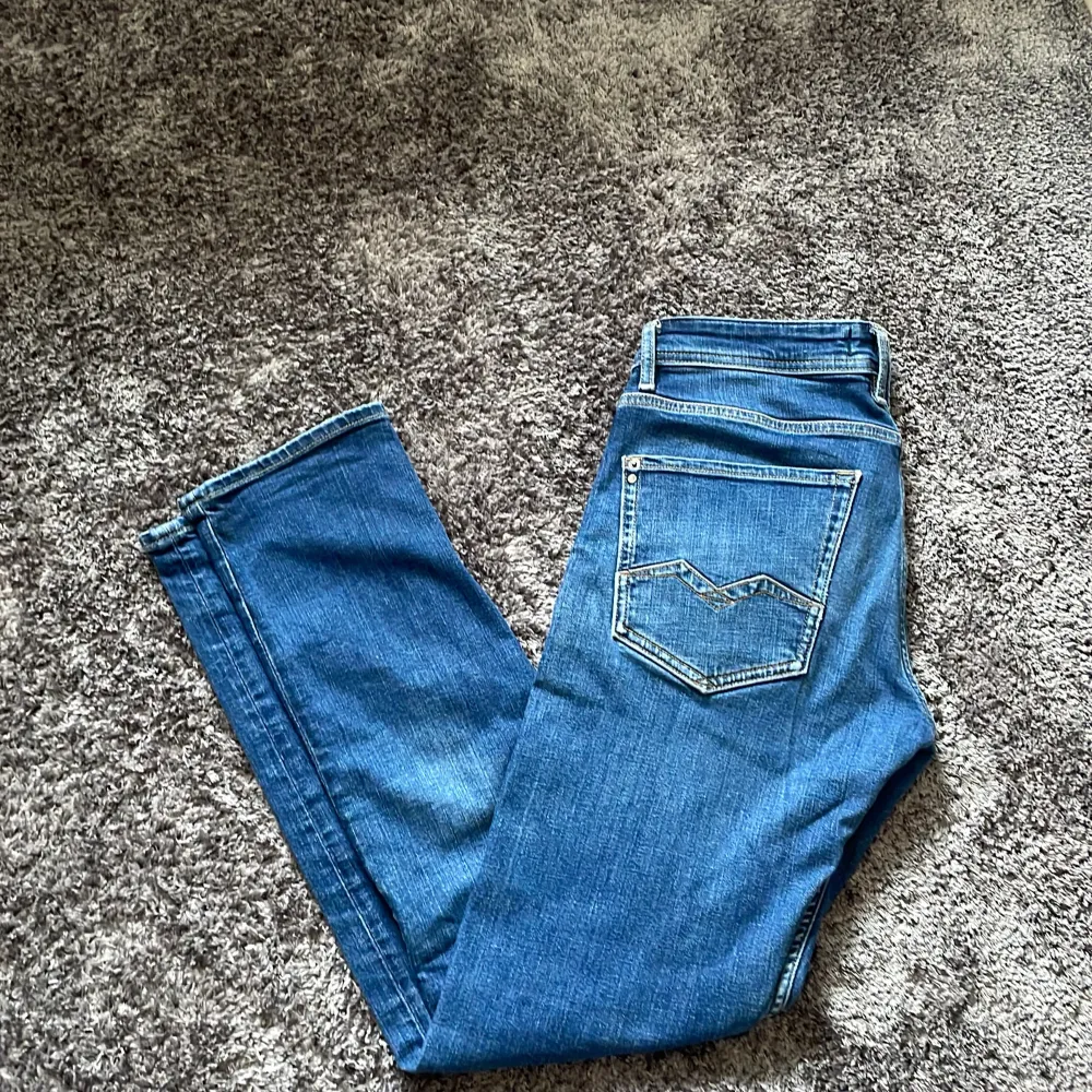 Ett par replay jeans som har en riktig snygg wash! Dom är fint skick och är W31/L32. Hör av er vid frågor eller funderingar och fler bilder finns!. Jeans & Byxor.