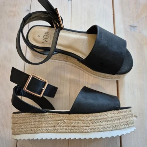 Sandaler/Espadrillos - Använda en gång, jätte fint skick. Passar lite bredare fötter.