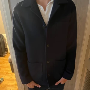 Kappahl overshirt  - Hej, säljer min Kappahl overshirt då jag inte använder den. Ocershirten är i ny skick då den är använd bara 1 gång. Modellen är 184cm och väger 70kg. Tröjan är storlek S men passar mycket bättre som en M. Köpt för 700kr. Skriv vid frågor.😊