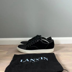 Lanvin sneaker cap toe - Hej säljer nu dessa lanvin skor❗️dustbag medföljer. Storlek 42 passar 43 cond 9.5 nästan ny skick❗️använda 2 gånger