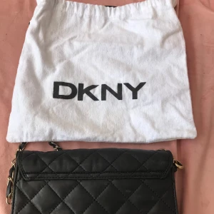 DKNY väska - Bra skick sparsamt använd 