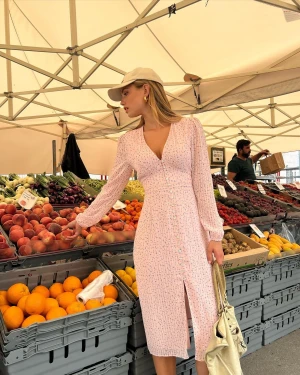 Paris dress rosa (adoore) - Adoores populära Paris dress säljes i rosa. Helt slutsåld.  Använd Max 3 gånger och är i jättefint skick.   Säljer även i lemon