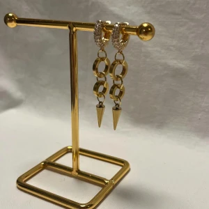 Örhängen  - Väldigt fina örhängen! Finns i guld.  Köp för 109kr/st Eller 199kr/paret. Modell 138 Smyckes ställningen finns även att köpa för 299kr!