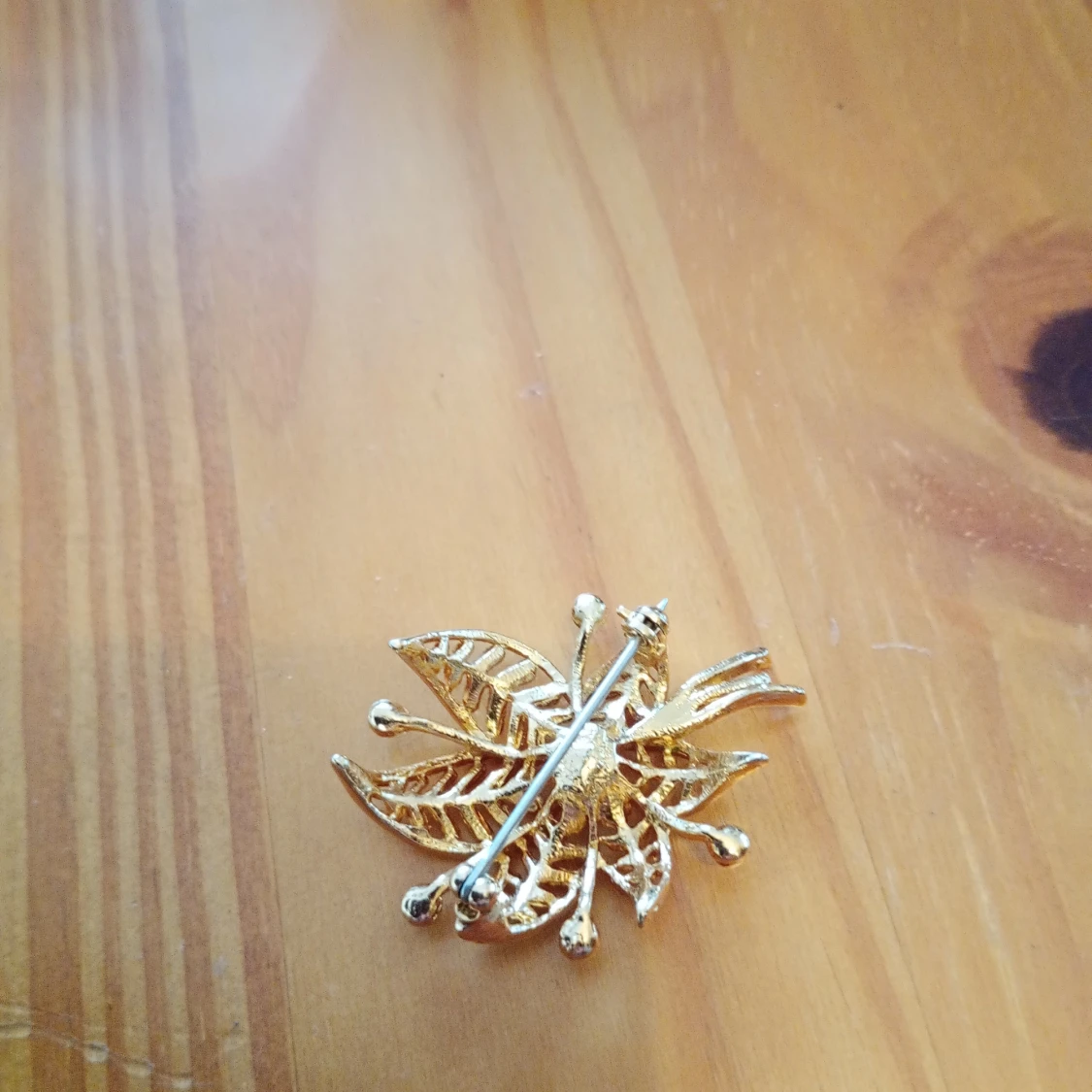 Brosch mönstrad guldfärgad blomma - 91