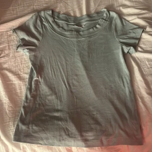 Super söt pastellgrön t-shirt - Använd 1 gång. Storlek S men skulle säga att den passar M också. 