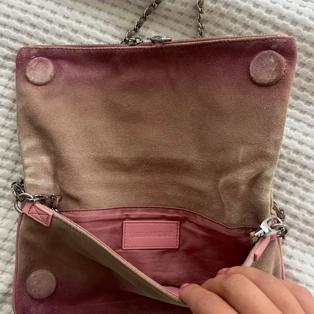 Säljer min Zadig & Voltaire pink suede limited edition. Inköptes 2019 och använts sparsamt. Väskan är i mocka med silvriga detaljer. Väskan har små fläckar på framsidan och en färgskiftning på baksidan. Pris kan diskuteras💕. Väskor.