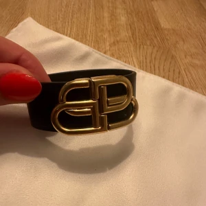 Balenciaga armband  - Balenciaga rmband köpt från Vestiaire.  Jätte fint  Säljer för de va för litet för mig de är storlek S 🩷