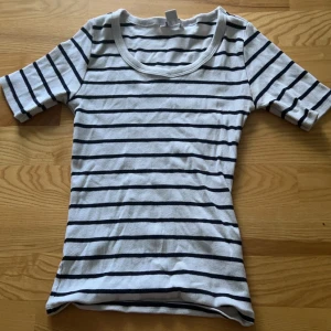 Tröja - Mörkblå/svart, vit randig tröja med lite längre ärmar än vanligt (stryker innan jag postar) 🩷