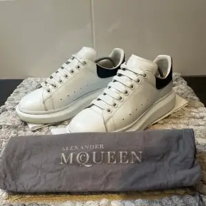 Snygga skor från Alexander McQueen som passar perfekt nu till sommaren || Storlek: 42 passar 43 || Använda men fint skick, har några defekter - se bilder || Dustbag medföljer 