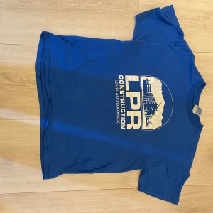 Blå tröka - Köpt i England, lite slitet tryck men annars bra 