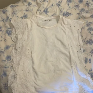 Jätte söt blus  - Stockholm stil, har använt den 7 gånger, super söt blus💗