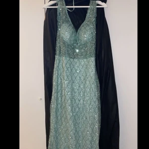 Festklänning - Säljer min älskade festklänning. Endast använd 2 gånger. Bra skick! Har band i ryggen som man kan knyta så passar stl 34-36. Skriv för fler bilder/info!🩵 