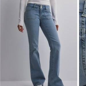 Lågmidjade jeans  - Nelly jeans, bra skick storlek 38, använda få gånger  Nypris 699