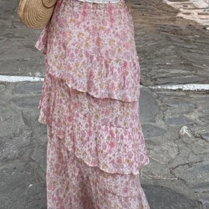 Långkjol! - Sååå fin långkjol som är perfekt till sommaren, kommer tyvärr inte till användning längre. Den är i superfint skick!🌸