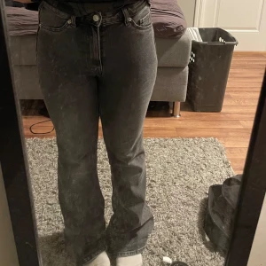 jeans - Jeans från h&m. Midjemått: 64cm, innerbensmått: 75cm, ytterbensmått: 104cm. Dem är högmidjade lite under min navel🫶 kontakta mig om ni har några frågor<3