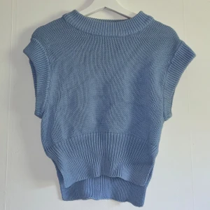 Stickad topp - Fin stickad kortärmad topp! Inga skavanker!