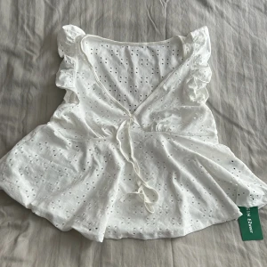 Söt vit topp - Oanvänd söt vit topp från shein. Strl. L (40/42)