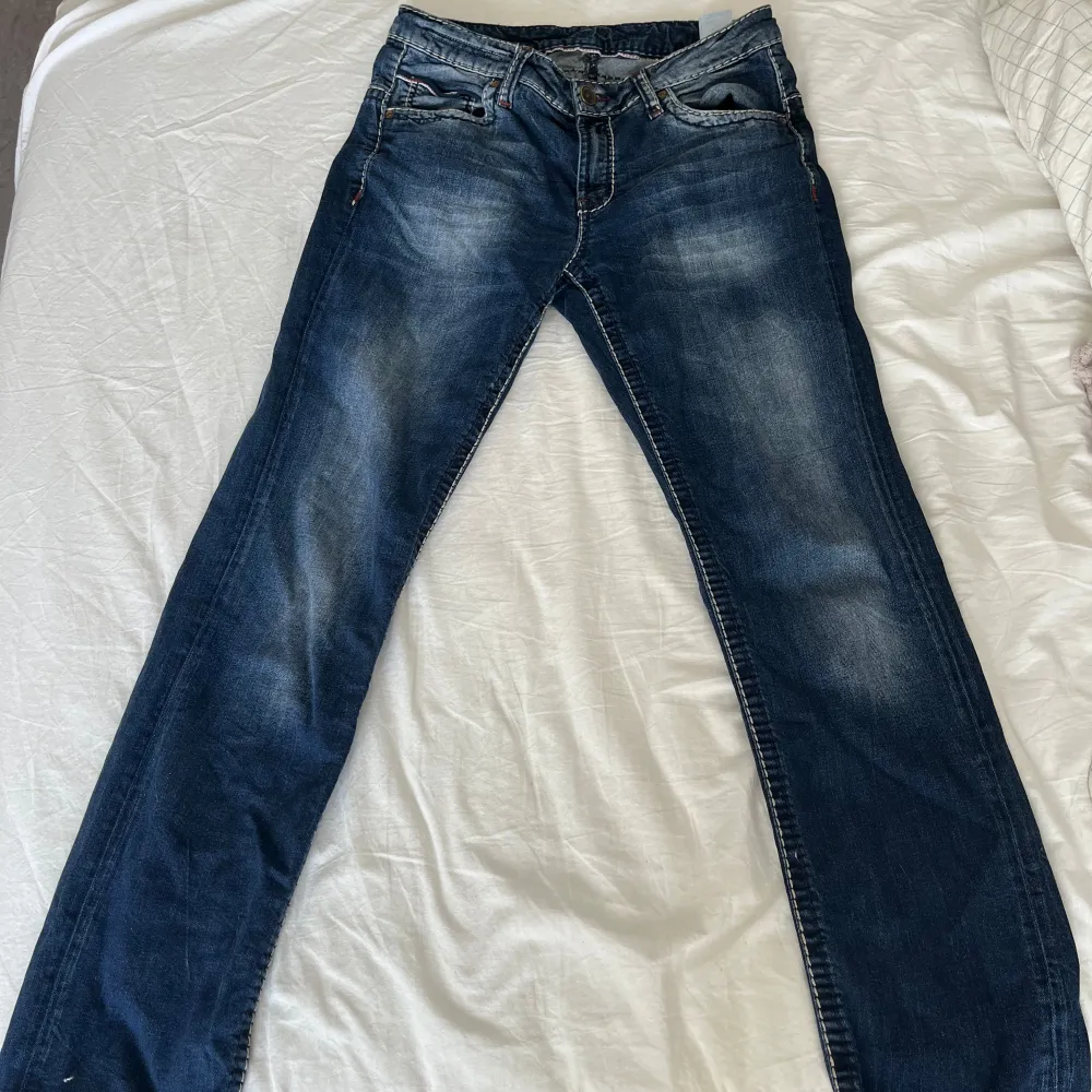 Snygga jeans som passar perfekt på mig som är 174 och har strl 38 Säljer då de ej kommer till användning  Straight leg Använda ca 2 gånger men i mycket bra skick💕. Jeans & Byxor.