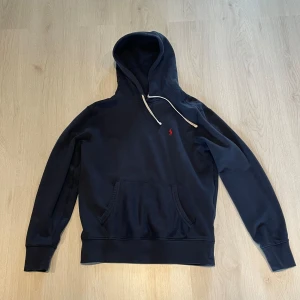 Ralph Lauren Hoodie - Säljer denna Ralph Lauren hoodien i storlek S. Väldigt skön tröja nu till sommaren och har inga skador eller defekter. Nypriset ligger på 1300kr! Kan gå ner i pris vid snabb affär!!