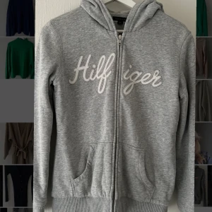 Grå hoodie - Grå hoodie från Tommy Hilfiger. Fodrad inuti 